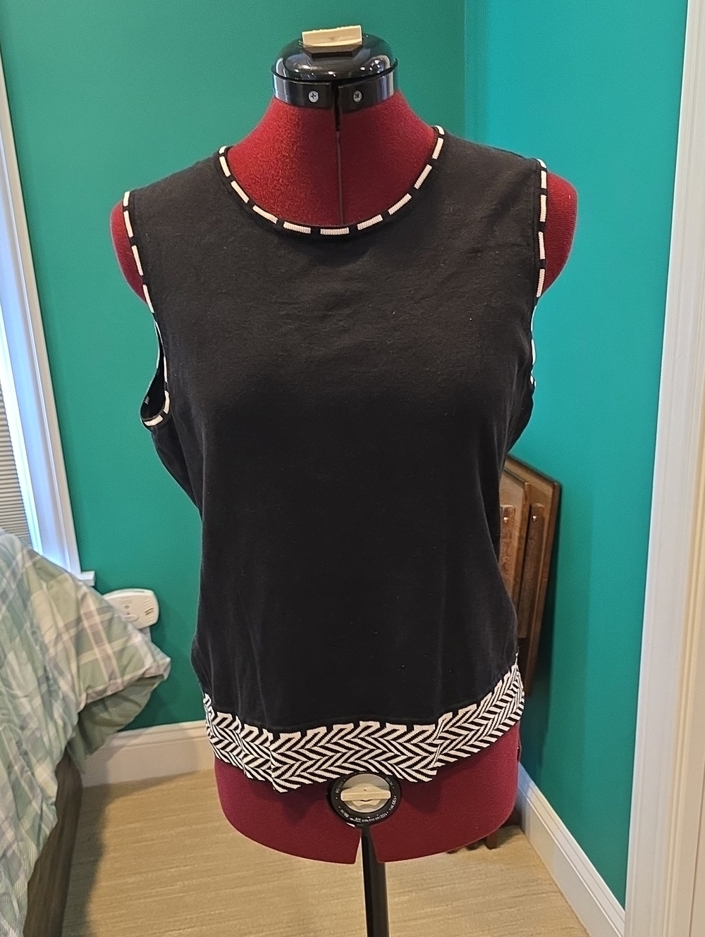 Doncaster Black Sleeveless Knit Tank with White Trim, Size M
